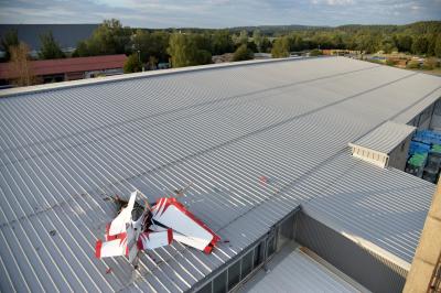 Pilot stirbt bei Absturz seines Sportflugzeug in Villingen-Schwenningen - Maschine kracht in Spedition